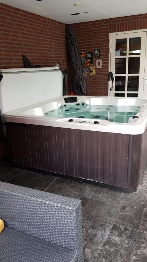 Het Gildehuis Met Sauna En Jacuzzi Stevensweert Exterior photo