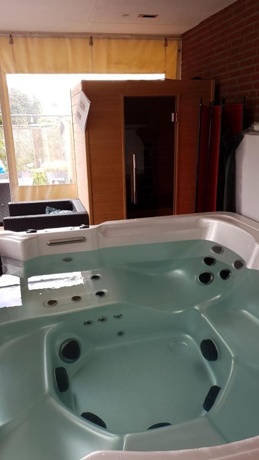 Het Gildehuis Met Sauna En Jacuzzi Stevensweert Exterior photo