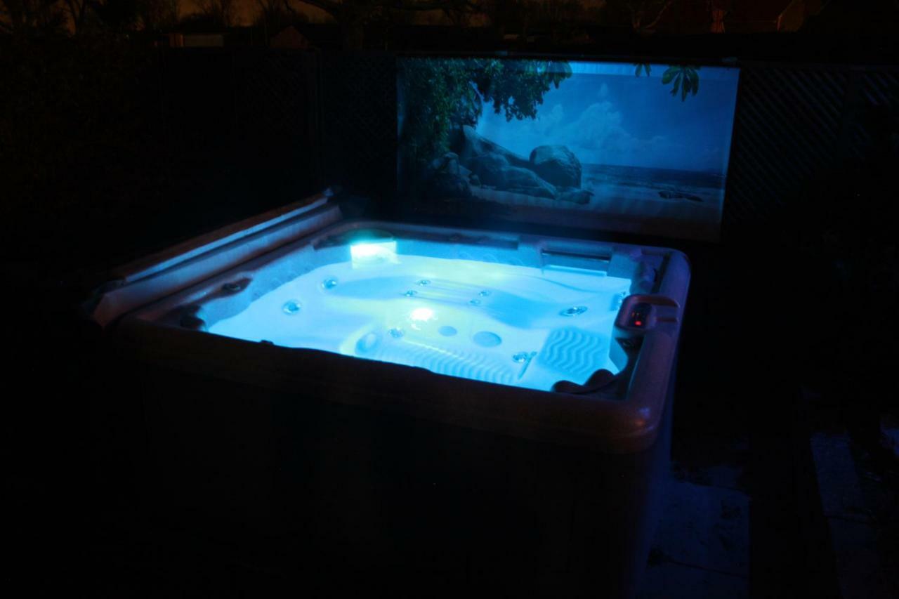 Het Gildehuis Met Sauna En Jacuzzi Stevensweert Exterior photo