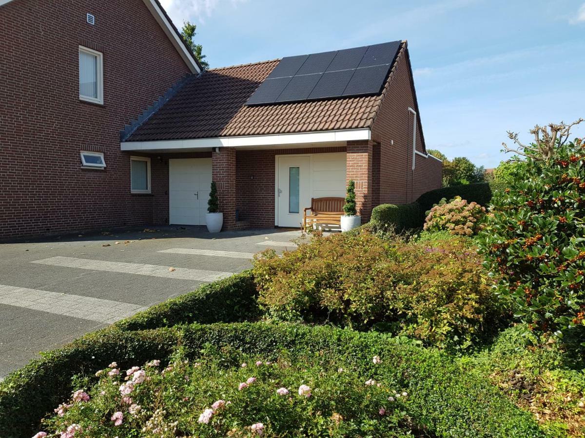 Het Gildehuis Met Sauna En Jacuzzi Stevensweert Exterior photo