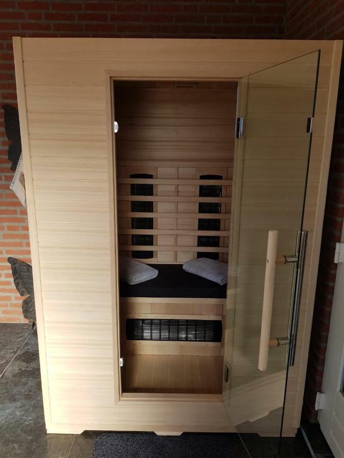 Het Gildehuis Met Sauna En Jacuzzi Stevensweert Exterior photo